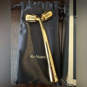 Estee Lauder Re-Nutriv
Facial Massager